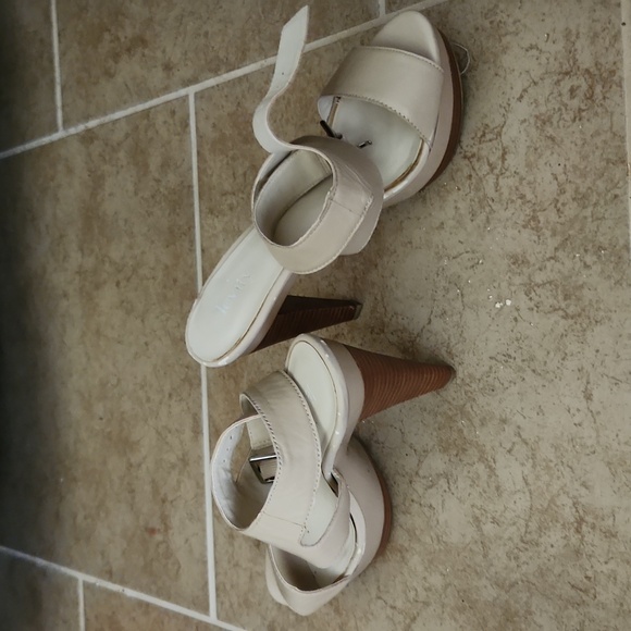 Heels - Picture 3 of 4